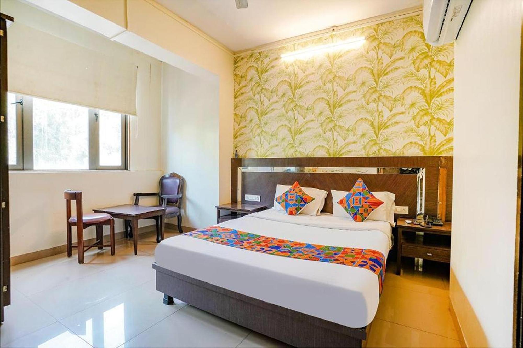 Hotel Gargi Deluxe プネ エクステリア 写真